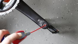 Das Fahrradpedal geht nicht ab: Pedalgewinde wird mit WD-40 eingesprüht.