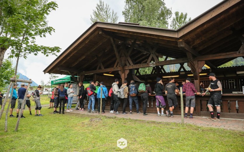 Essensausgabe Chicken Line Grillhähnchen 