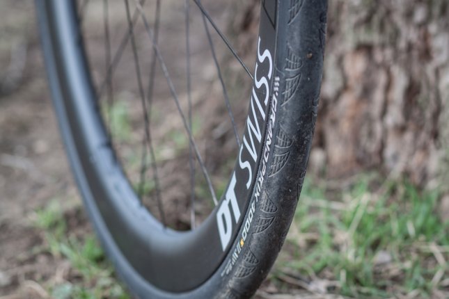 The rim is specifically designed for wider tyres (25-28 mm).