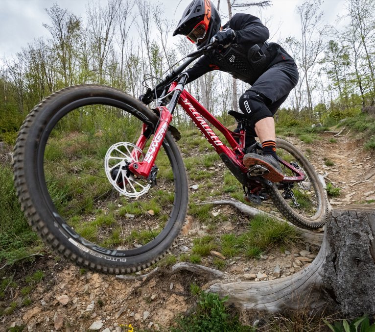 Gravity MTB Fahrer auf seinem roten Mountainbike