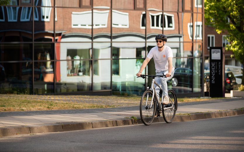 Florian fährt mit seinem Vortrieb Modell 1.2 durch die Stadt