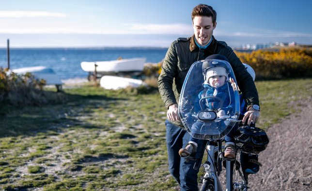 Kleine, leichte Kinder können auch vorn am Lenker sitzen und die volle Aussicht genießen. Ein Windschutz hält Fahrtwind ab.