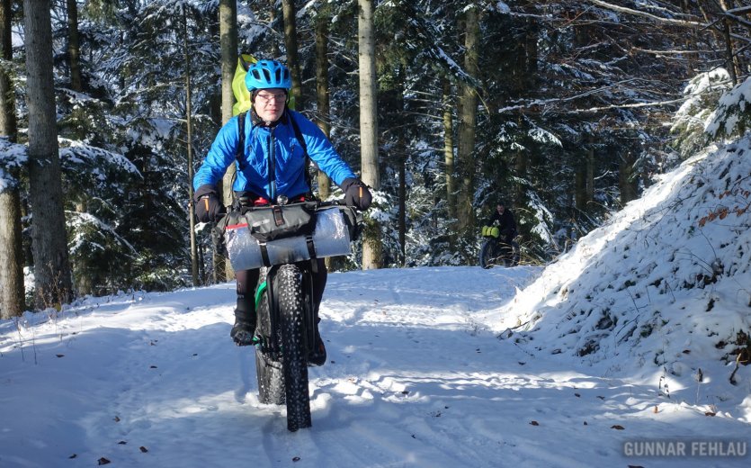 Avec l'équipement adéquat et beaucoup d'expérience, rien ne s'oppose à une randonnée à vélo en famille même en hiver. 