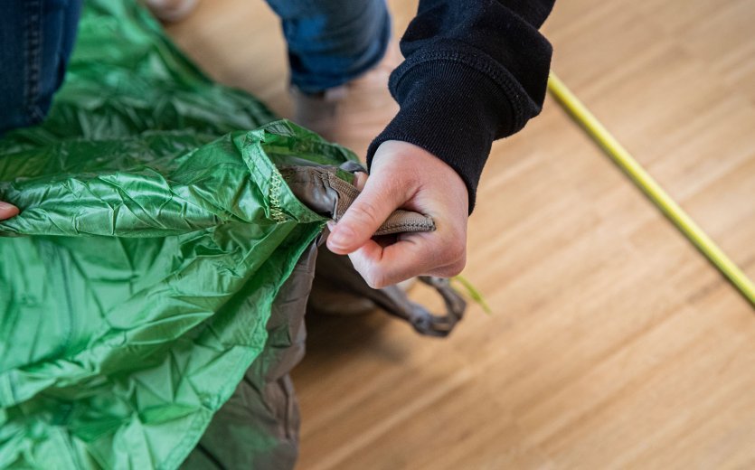 Un primer plano de la carpa exterior. En la imagen se aprecia la costura cerca del lazo para una piqueta.