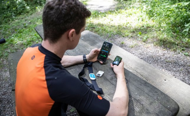 Christof, de gestión de productos de bc, sincronizando sus datos de rendimiento entre Garmin y el smartphone.