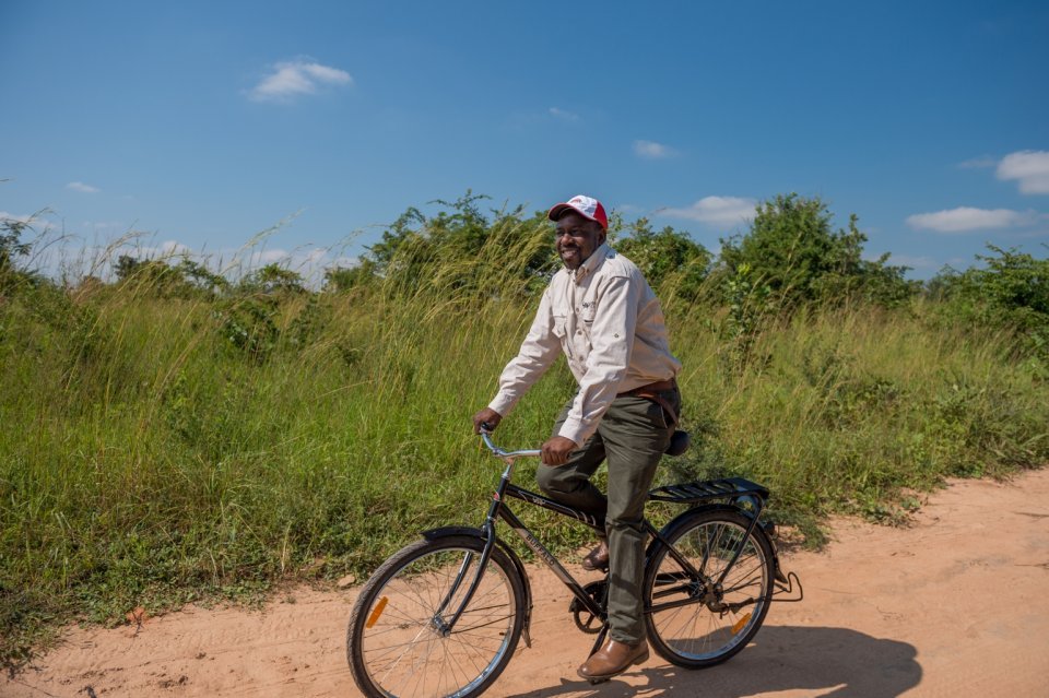 World Bicycle Relief Fahrrad Mann Steppe Afrika Sambia