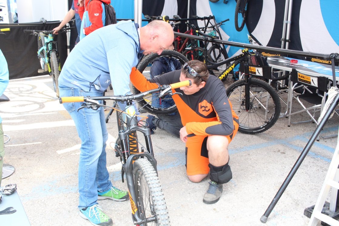 Tom von CONWAY Bikes übergibt Marcel sein Race eBike.