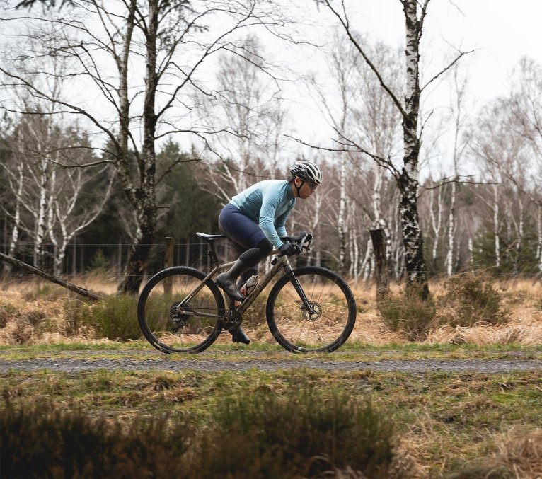 Gravelfahrer fährt auf seinem Gravelbike in Bekleidung für den Winter