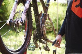 Thorsten von bike-components bei kleineren Bike Reparaturen der Teilnehmer 