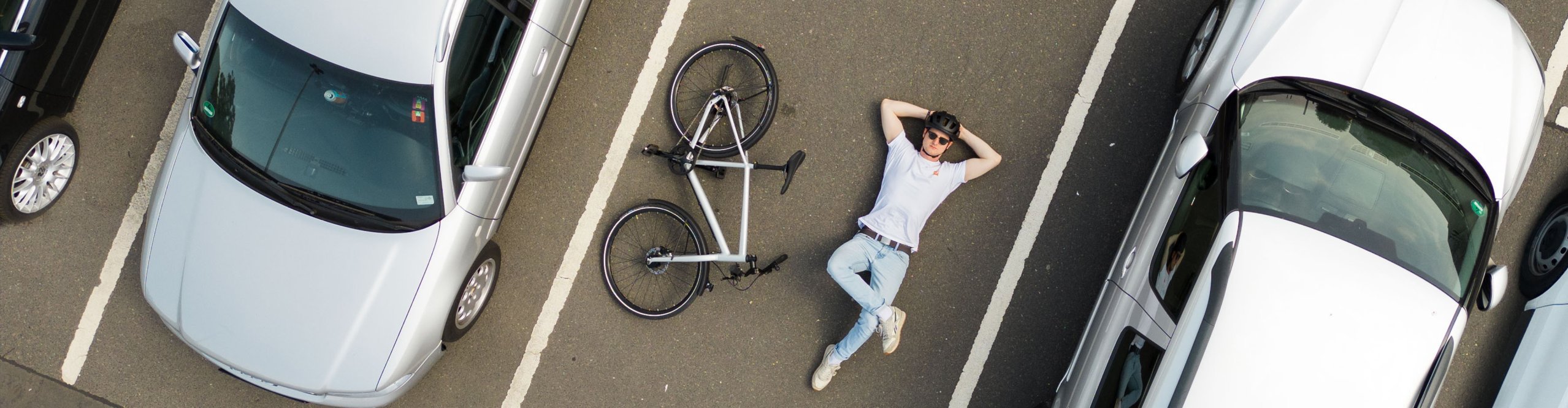 Student liegt lässig neben seinem Vortrieb Modell 1.2
