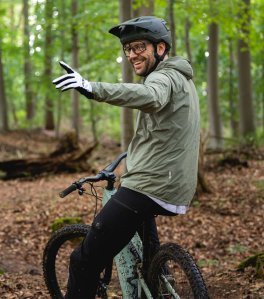 bc-Tester Berno sitzt auf dem Sattel des Specialized Turbo Levo R
