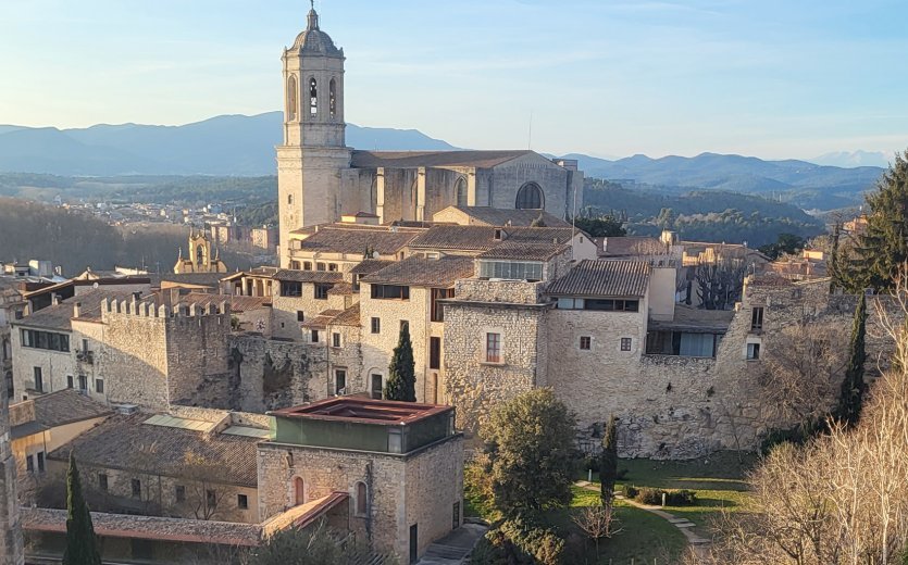 Vista de Girona. Al fondo se ven los Pirineos.