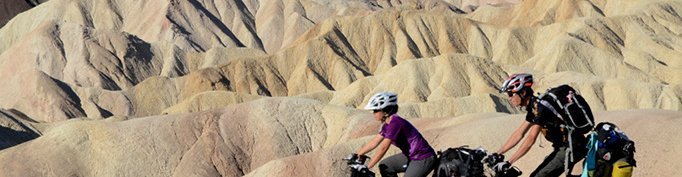 Matthias und Caro auf dem Fahrrad am Zabriskies Point, Death Valley