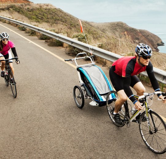…oder am Rennrad: Mit einem Kinderanhänger kannst Du gemeinsam mit Deinem Kind sportlich aktiv unterwegs sein.