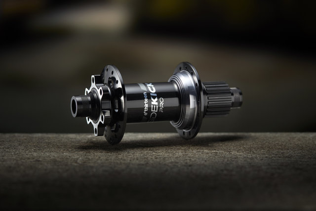 e*thirteen Buje trasero Sidekick Pro Disc 6 agujeros Super Boost - black-sterling silver | 28 | Shimano Micro Spline | 12 mm Eje Pasante