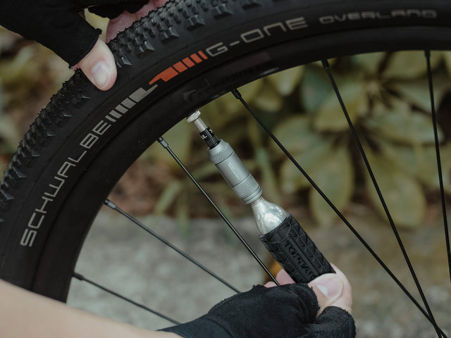 Topeak Micro Airbooster II bomba de CO2 + cartucho de CO2 de 16g - black
