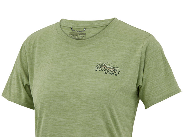 Capilene Cool Daily Graphic Lands Damen T-Shirt - protect pedal-salvia green-xdye/S