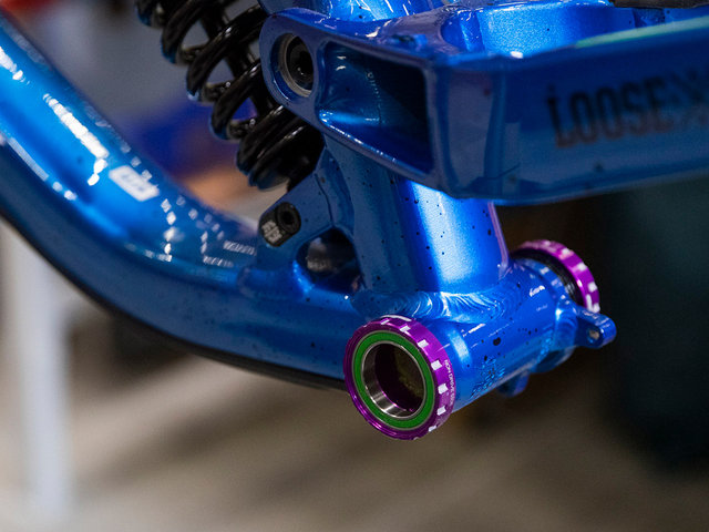 Stainless Steel MTB Bottom Bracket - blue/BSA 68/73