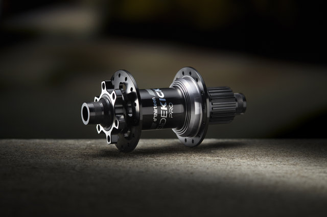 e*thirteen Buje trasero Sidekick Pro Disc 6 agujeros Boost - black-sterling silver | 28 | Shimano Micro Spline | 12 mm Eje Pasante