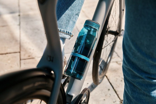 FIDLOCK TWIST Life Trinkflasche 700 ml mit Bike Base Haltesystem - transparent-blau | 700 ml