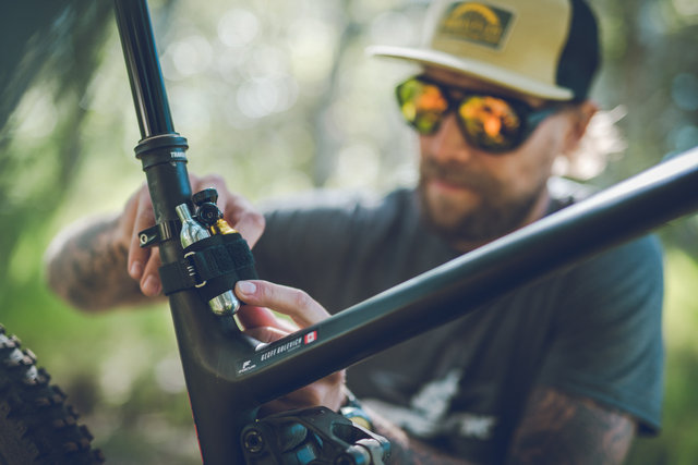 Lezyne Blaster Tubeless CO2 Pumpe - schwarz-gold