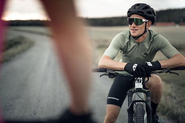 Bliz Matrix Sports Glasses - shiny white | smoke-blue