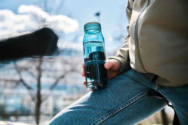 FIDLOCK TWIST Life Trinkflasche 700 ml mit Bike Base Haltesystem - transparent-blau | 700 ml