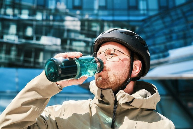 FIDLOCK TWIST Life Trinkflasche 700 ml mit Bike Base Haltesystem - transparent-grün | 700 ml