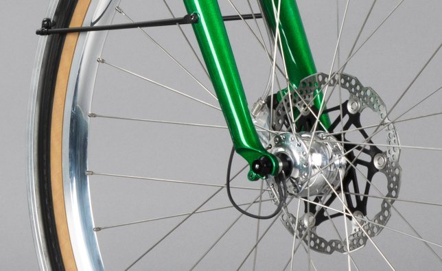 Lacing a hub dynamo differs only slightly from lacing with a classic hub. The biggest difference lies in the required spoke length.