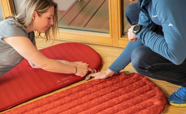 Svenja from bc Product Management compares a self-inflating camping mat with an air chamber mat.