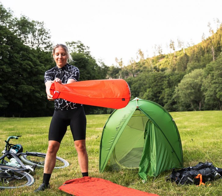 Svenja catches the air needed to inflate the camping mat with her pump bag.