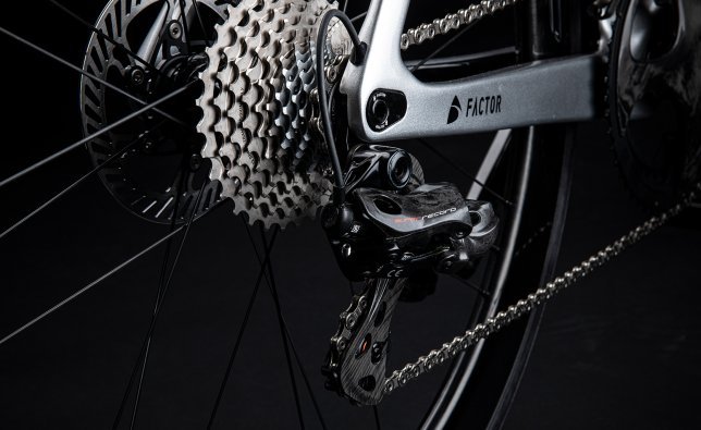 A Campagnolo Super Record EPS is fitted to a Factor One. The picture’s focus is on the rear derailleur. 