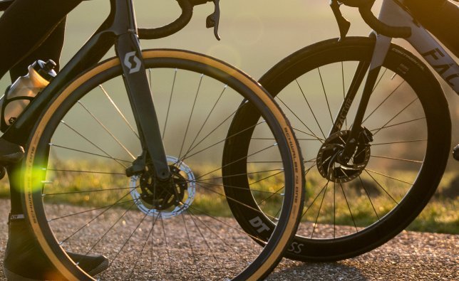 A deep rim design makes wheels more aerodynamic, but also more susceptible to wind. Which rim you choose should therefore be based on your discipline.