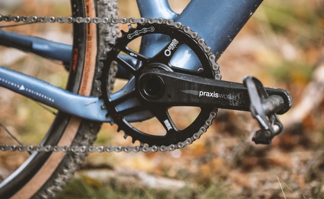 La photo montre un pédalier Praxis Works sur un vélo 3T Exploro.