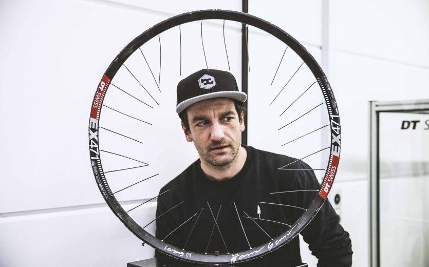 La roue la plus célèbre de l'histoire des courses de downhill. Roulée par Aaron Gwin lors de la Coupe du monde à Leogang en 2014. Sans pneus. Le reste n'est que légende - et explique le regard incrédule !