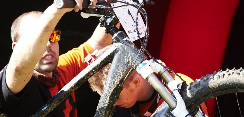 Thorsten von bike-components bei kleineren Bike Reparaturen der Teilnehmer 