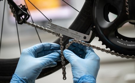 Using a chain wear indicator, Thomas keeps the chain tense while determining the optimal chain length. 