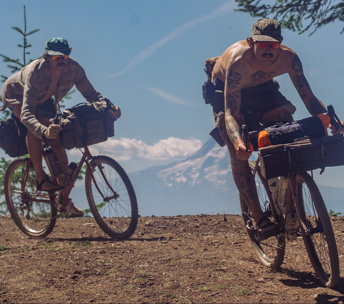 2 Bikepacker im Retro Look vor Bergkulisse