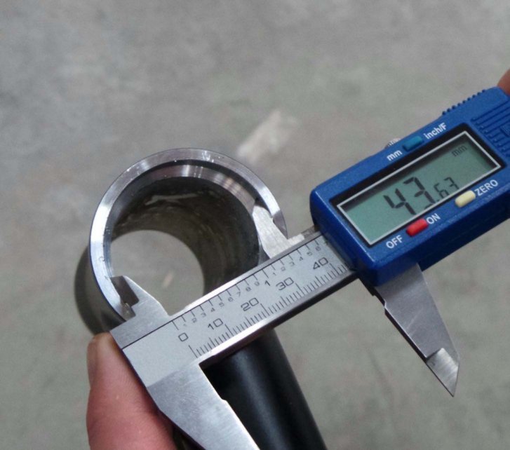 The inner diameter of a head tube is determined with the help of a caliper gauge.