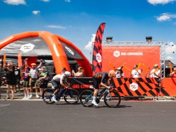 Zwei bike-components Mitarbeiter führen das Startfeld beim 24h Rennen Rad am Ring 2024 an