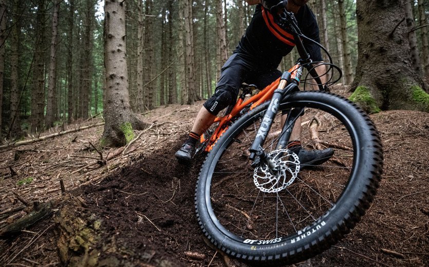 Christian drifts through a bend with his YETI MTB on a forest path.