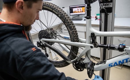 La nouvelle chaîne est mise en place. Le vélo est fixé dans un pied d’atelier.