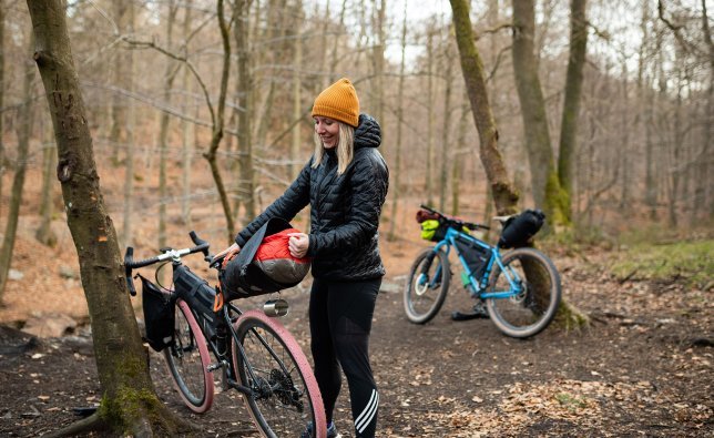 Svenja from bc Product Management takes her sleeping bag out of her saddle bag.