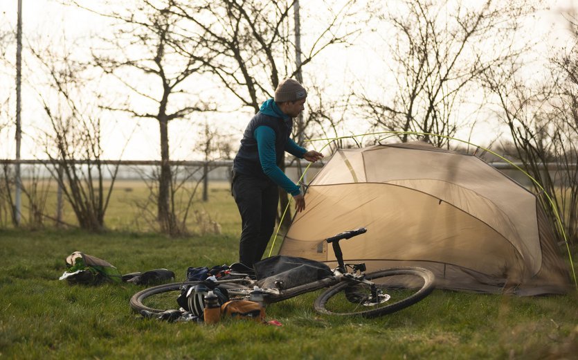 Marcel, de l'équipe de marketing de bc, monte une tente intérieure.