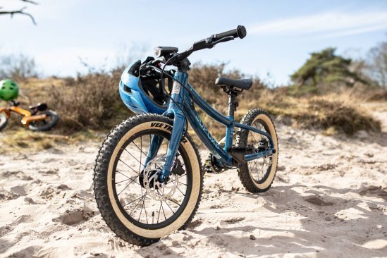 Ein blaues Supurb BO 16" Kinderfahrrad