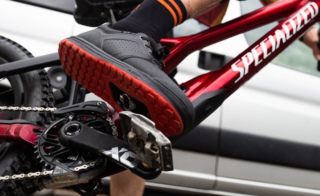 Clipless pedals in the MTB sector are usually symmetrically designed so that you can quickly find the connection to the pedal even in technically demanding situations.